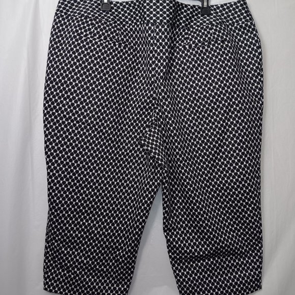 WORTHINGTON WOMAN MODERN FIT COTTON BLEND CAPRI PANTS - Picture 11 of 15